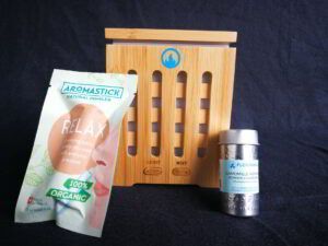 Darilni paket Relax - difuzor Diana, eterično olje rimske kamilice, ter Aromastick Relax