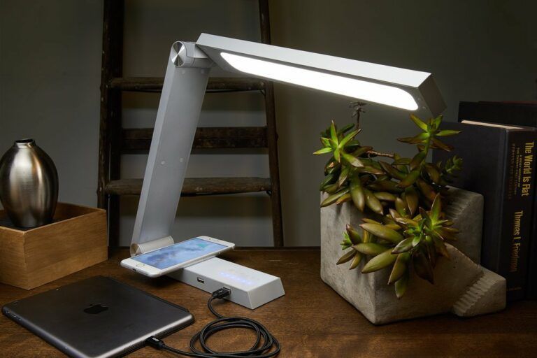 Triangle namizna svetilka - siva